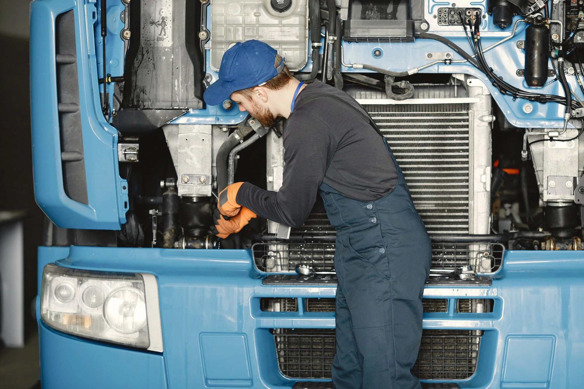 Complete Truck Detailing vs High-Pressure Truck Wash: Which Service Is Right for Your Fleet?
